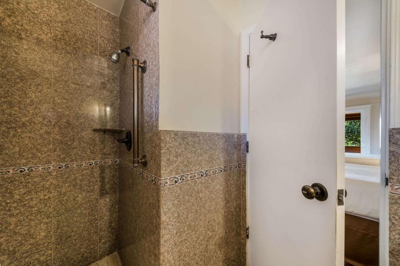 Clarion Collection Carmel Oaks Inn Bagian luar foto