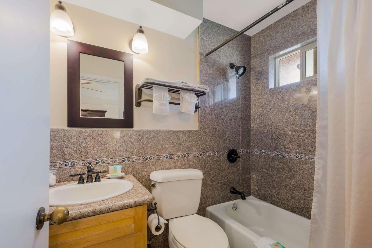 Clarion Collection Carmel Oaks Inn Bagian luar foto