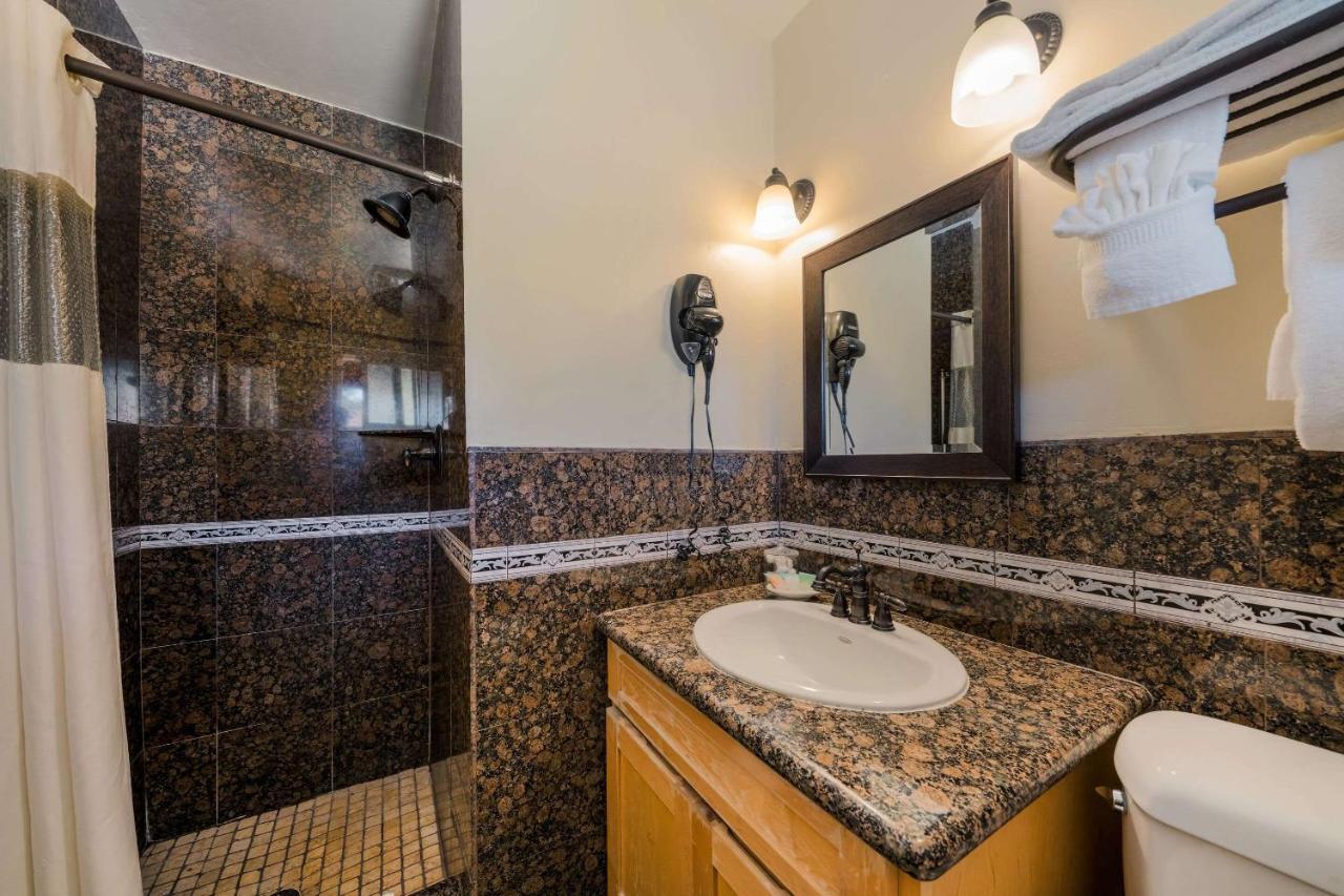 Clarion Collection Carmel Oaks Inn Bagian luar foto