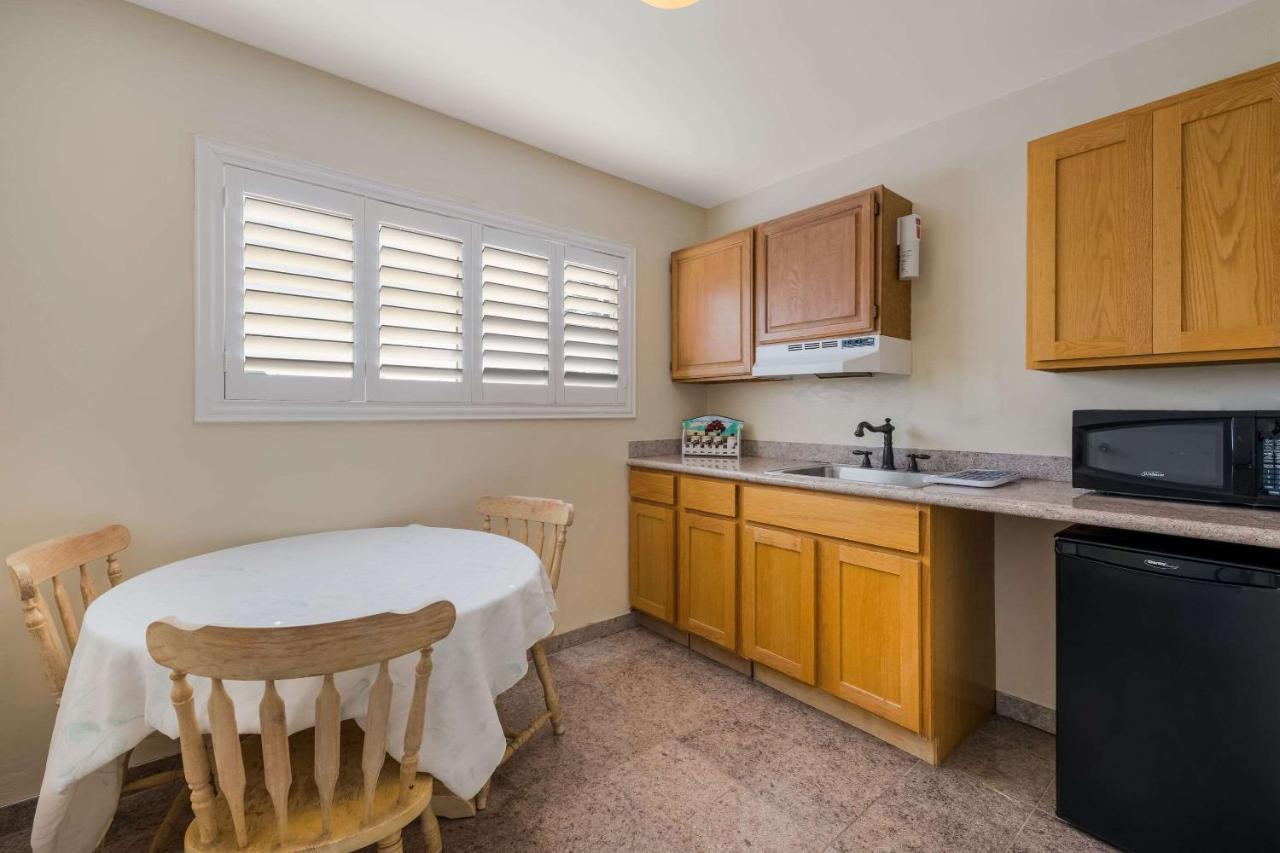 Clarion Collection Carmel Oaks Inn Bagian luar foto