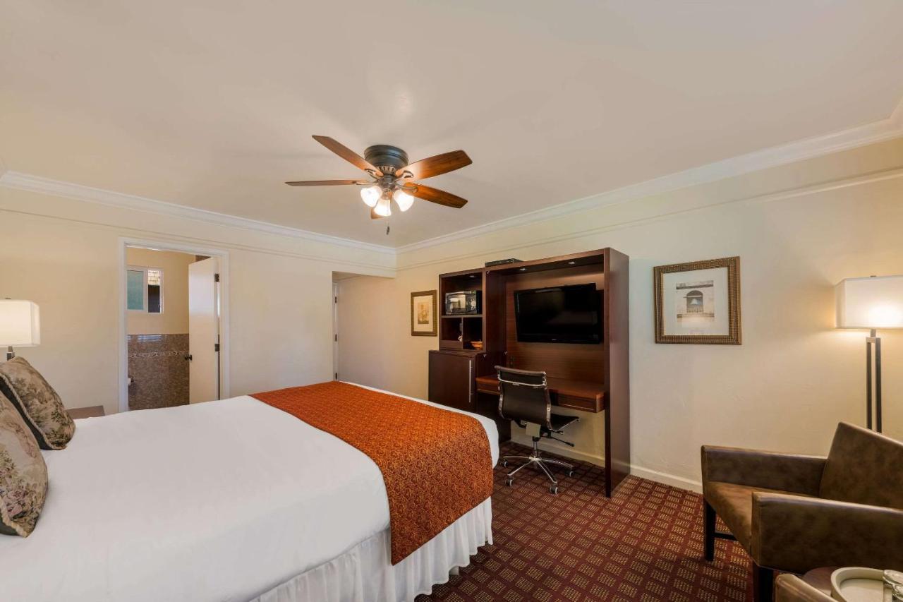 Clarion Collection Carmel Oaks Inn Bagian luar foto