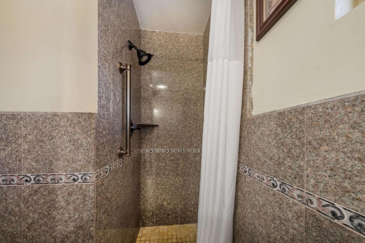 Clarion Collection Carmel Oaks Inn Bagian luar foto