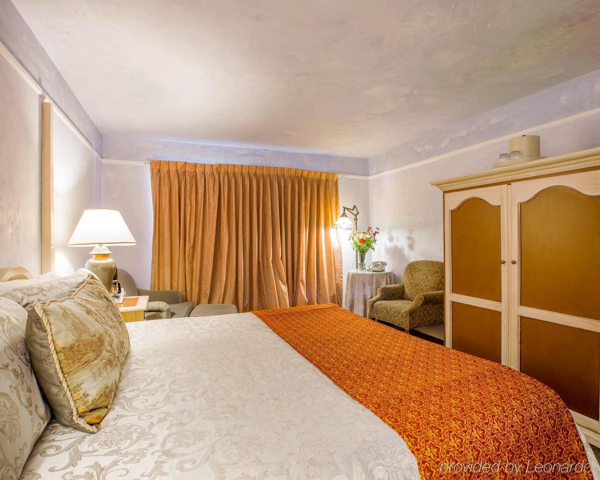 Clarion Collection Carmel Oaks Inn Bagian luar foto